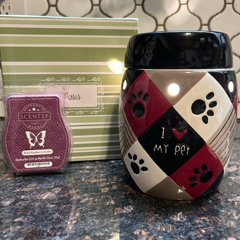 Scentsy Full Size ‘Paws’ Warmer with Black Raspberry Vanilla Wax Melts
